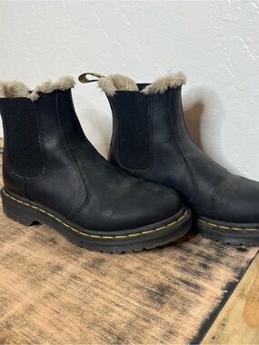 Dr Martens Black Chelsea Leather Faux Fur Lined Boot AirWair Size 6 pull on